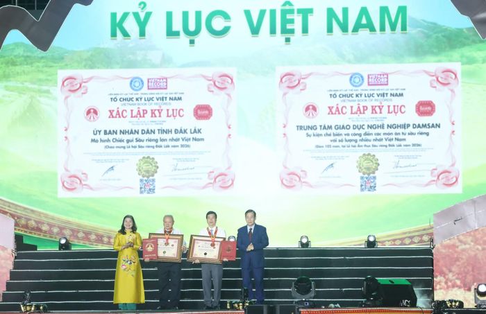 Kỷ lục Việt Nam trao chứng nhận 2 kỷ lục “Mô hình chiếc gùi sầu riêng lớn nhất Việt Nam” và “Sự kiện chế biến và công diễn các món ăn từ sầu riêng với số lượng nhiều nhất Việt Nam”.