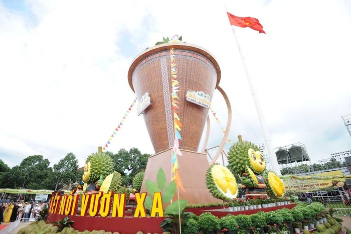 Mô hình chiếc gùi sầu riêng lớn nhất Việt Nam.