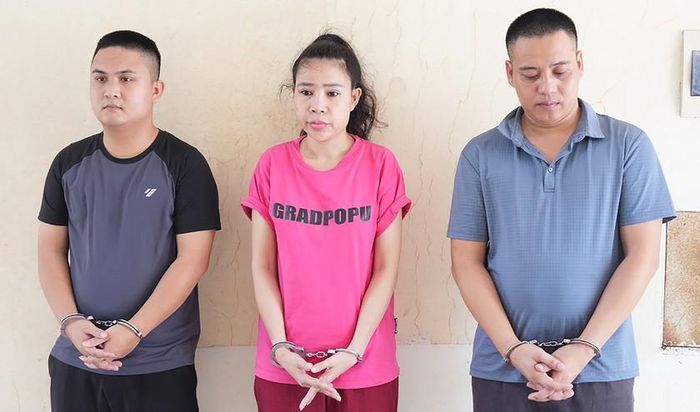 Ba đối tượng Vi Văn Đông, Vũ Thị Hà và Phạm Bá Tài tại cơ quan Công an Nghệ An.