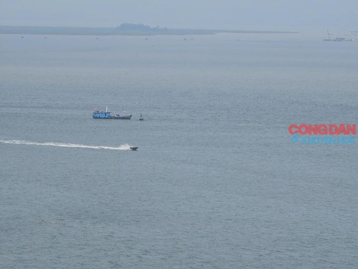 Đứng trên hải đăng Vĩnh Thực, phóng tầm mắt ra xa, bạn có thể bao quát được cả đảo Trần, đảo Thanh Lân, đảo Cô Tô và cả một vùng biển vịnh Bắc Bộ rộng lớn. Ảnh: Tuệ Nhi