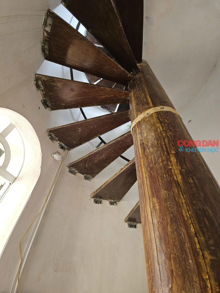 Cầu thang xoắn ốc bằng gỗ dẫn lên ngọn hải đăng. Ảnh: Tuệ Nhi