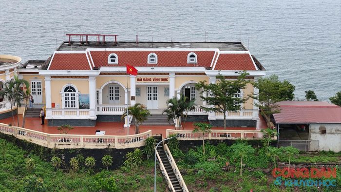 Ngọn hải đăng Vĩnh Thực hiện ra trước mắt. Ảnh: Tuệ Nhi
