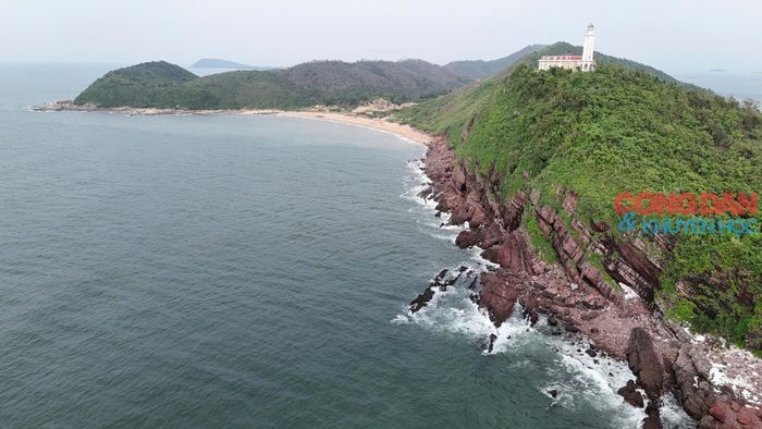 Dưới chân hải đăng là ghềnh đá đón sóng. Ảnh: Tuệ Nhi