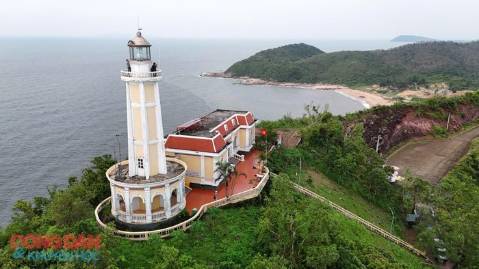 Trải qua hơn nửa thế kỷ, hải đăng Vĩnh Thực luôn hoàn thành sứ mệnh của mình trước mọi hiểm nguy, gian khó. Ảnh: Tuệ Nhi