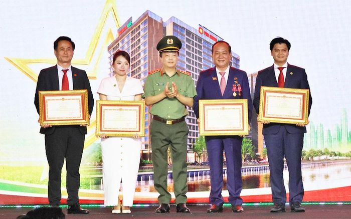 Bộ Công an đã trao Bằng khen cho 1 tập thể và 3 cá nhân thuộc Chủ đầu tư đã có thành tích xuất sắc trong triển khai Dự án.