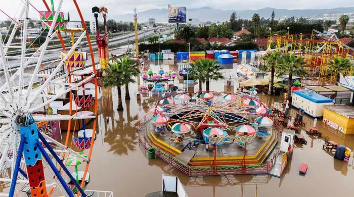 Một công viên giải trí bị ngập lụt sau trận mưa lớn tại La Serena, Chile do một khối khí lạnh gây ra vào ngày 20/7, dẫn đến việc chính quyền Chile tuyên bố tình trạng khẩn cấp. Nguồn: REUTERS