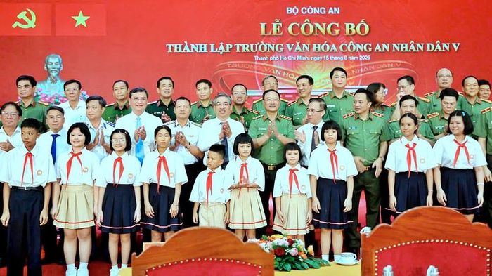 Các đại biểu cùng các em học sinh của Trường Văn hóa Công an Nhân dân V.