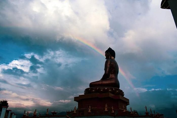 Bóng tượng Phật dưới cầu vồng. | Unsplash.