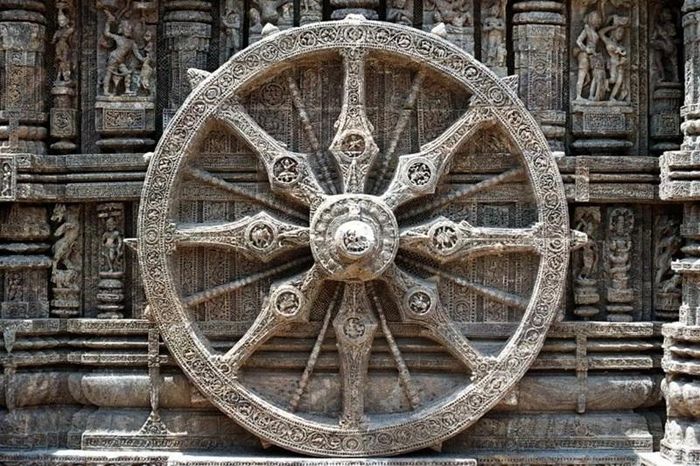 Pháp luân tám nan, biểu tượng của Bát Thánh đạo. Đền Mặt Trời Konark, Odisha (Orissa), Ấn Độ, khoảng năm 1200 CN. | Flickr, Creative Commons.
