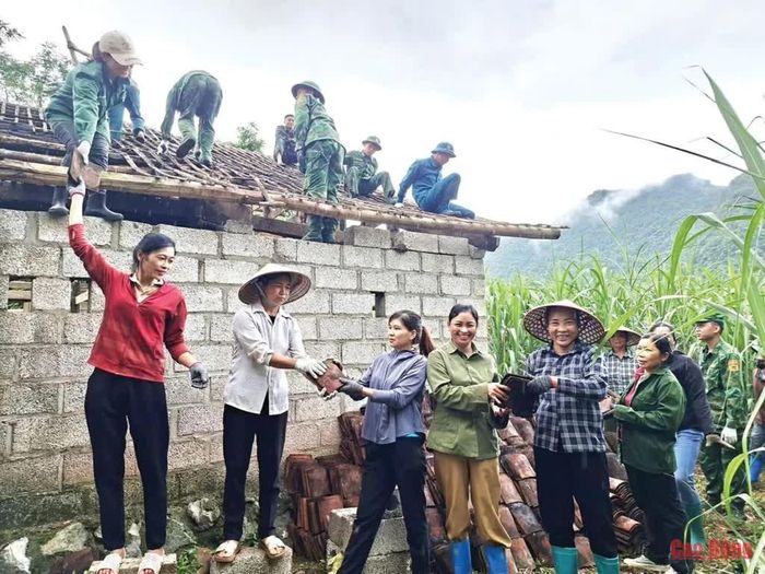 Hội Liên hiệp Phụ nữ xã Phục Hòa phối hợp cùng các lực lượng hỗ trợ vận chuyển vật liệu xóa nhà tạm, nhà dột nát cho hội viên.