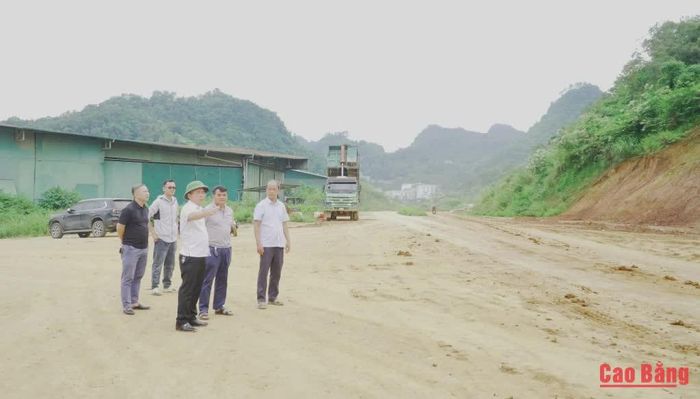 Ban Quản lý Khu kinh tế tỉnh đề nghị đơn vị thi công khẩn trương thi công công trình thuộc dự án sửa chữa, khắc phục hậu quả thiên tai tại đường trục chính Cửa khẩu quốc tế Trà Lĩnh.
