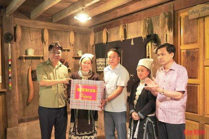 Thường trực Tỉnh ủy tặng quà cấp ủy, chính quyền xóm Quang Thượng, xã Thành Công.