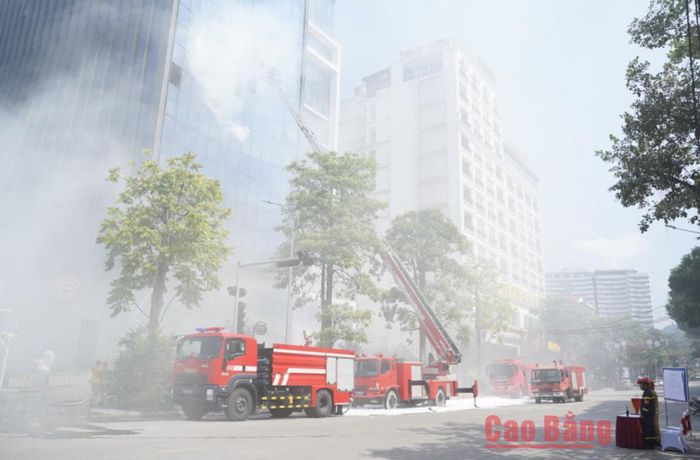 Cảnh sát Phòng cháy chữa cháy và cứu nạn cứu hộ nhanh chóng điều động lực lượng, phương tiện kịp thời đến hiện trường phối hợp cùng các lực lượng tổ chức chữa cháy và tiến hành các hoạt động tìm kiếm, cứu nạn cứu hộ.