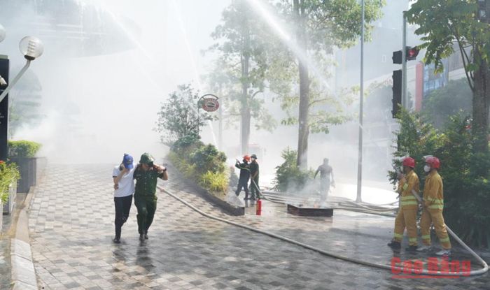 Công tác cứu nạn, cứu hộ được triển khai đồng thời để đưa người bị nạn ra khỏi khu vực cháy.