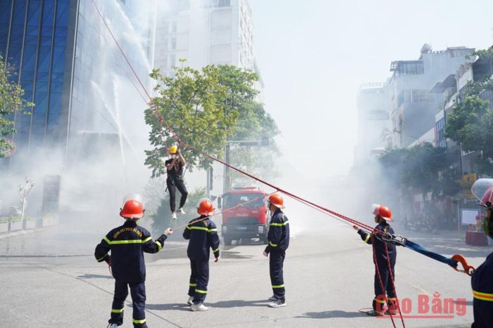 Tại các tầng cao, thang dây chuyên dụng được triển khai để tiếp cận, đưa người bị nạn xuống đất an toàn.