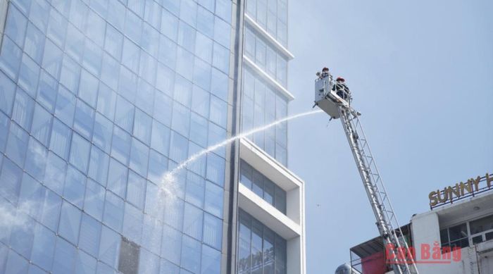 Xe thang triển khai phun nước, tiếp cận và khống chế đám cháy.