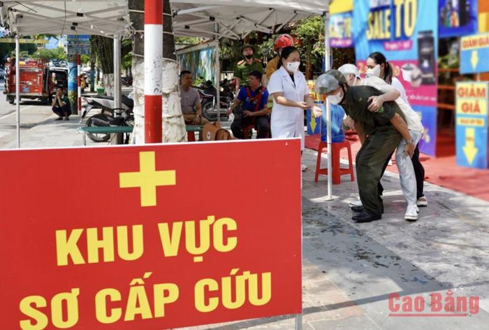 Người bị nạn được sơ cấp cứu ngay tại hiện trường trước khi được vận chuyển đến cơ sở y tế để tiếp tục xử lý.