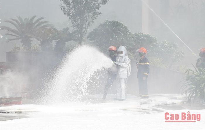Phun bọt, khống chế đám cháy giả định tại khu vực tầng hầm.