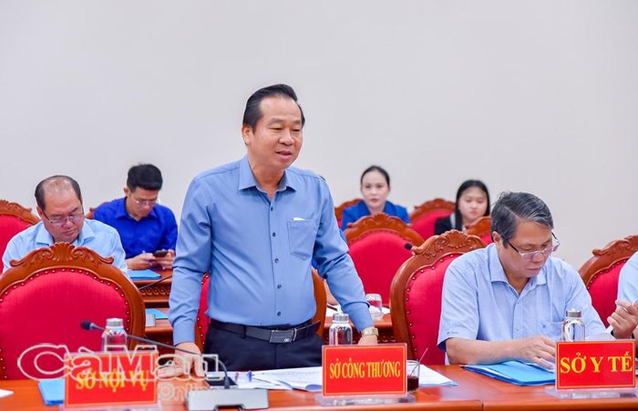  Đồng chí Dương Vũ Nam, Phó Giám đốc Sở Công Thương, báo cáo công tác chuẩn bị Hội chợ thương mại, ẩm thực và trưng bày sản phẩm OCOP.
