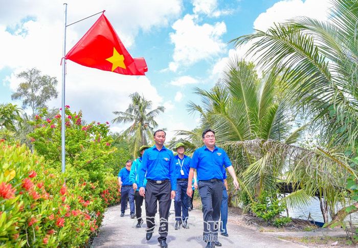 Những tuyến đường cờ Tổ quốc góp phần giáo dục truyền thống và tạo mỹ quan cho quê hương.