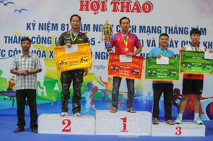 Ban tổ chức trao giải cho các đội đạt thành tích ở môn kéo co; Công an tỉnh Cà Mau giành giải Nhất.
