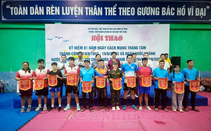 Ban tổ chức Hội thao trao cờ lưu niệm cho các đội tham gia.