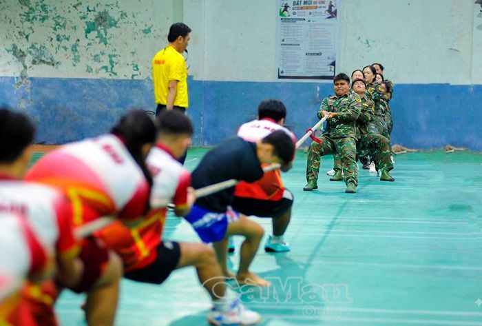 Các vận động viên tranh tài quyết liệt ở môn kéo co.