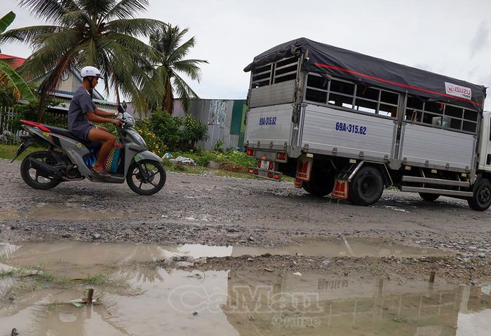 Chỉ sau một cơn mưa nhỏ, nước đã đọng đầy các ổ gà, ổ voi gây khó khăn cho người và phương tiện lưu thông. 