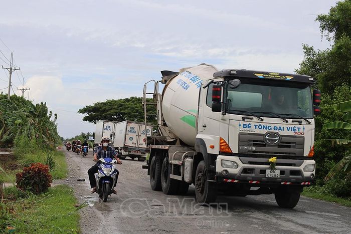 Quốc lộ 1, tuyến giao thông huyết mạch kết nối các địa phương trong tỉnh, hướng đến Năm Căn và Mũi Cà Mau, lưu lượng phương tiện giao thông rất đông.
