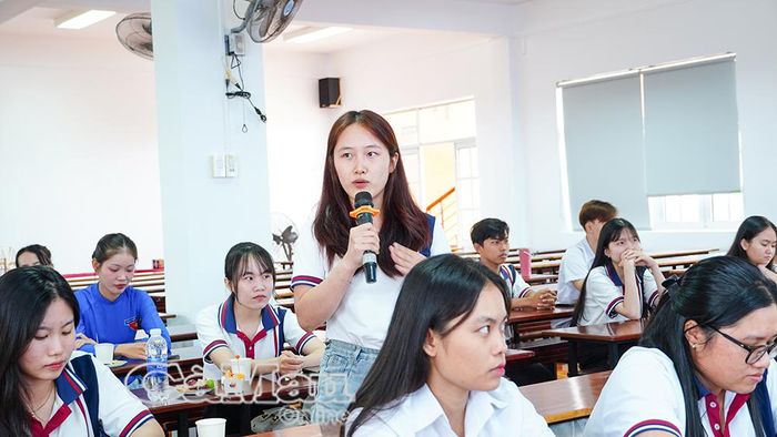 Sinh viên mạnh dạn chia sẻ những khó khăn trong học và giao tiếp tiếng Anh.