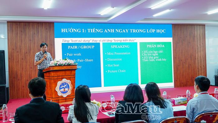 Thầy Nguyễn Thanh Tú, đại diện Trường THPT Hồ Thị Kỷ, trình bày tham luận với chủ đề: “Phát triển môi trường sử dụng tiếng Anh trong nhà trường: Mô hình tổ chức và các yếu tố bảo đảm hiệu quả”.