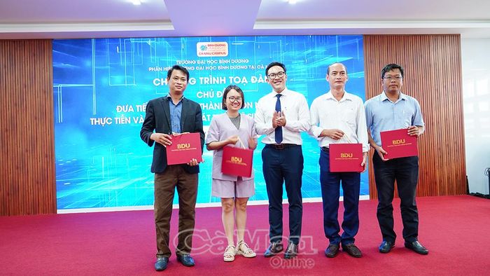 TS. Trịnh Huỳnh An, Phó Hiệu trưởng Trường Đại học Bình Dương, Giám đốc Phân hiệu Trường Đại học Bình Dương tại Cà Mau, trao quà thay lời cảm ơn đến các thầy cô và đại diện doanh nghiệp đã tham gia chia sẻ tại toạ đàm.