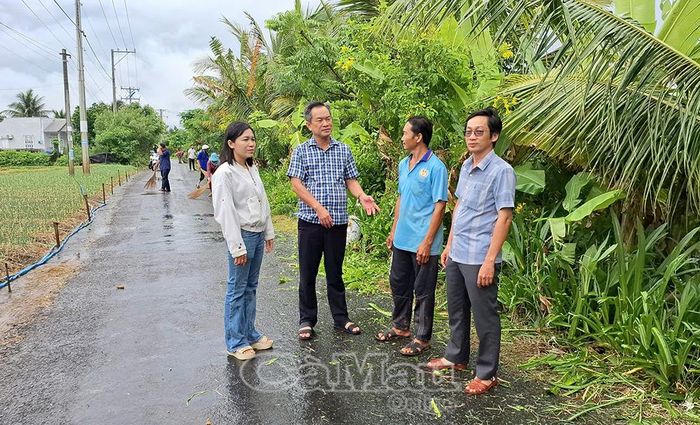 Phó Chủ tịch Uỷ ban MTTQ Việt Nam tỉnh Cà Mau Nguyễn Văn Khởi (thứ 2 từ trái sang) cùng địa phương kiểm tra, tuyên truyền, vận động hộ dân giữ gìn cảnh quan môi trường tại khóm Biển Tây B, phường Hiệp Thành.