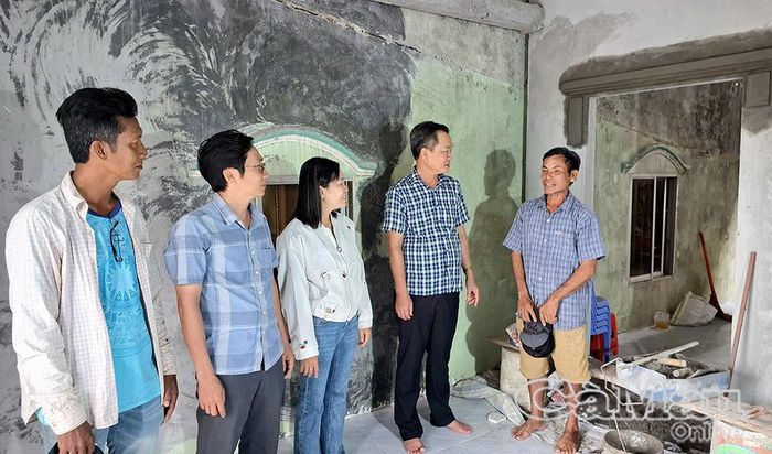 Phó Chủ tịch Uỷ ban MTTQ Việt Nam tỉnh Cà Mau Nguyễn Văn Khởi kiểm tra tiến độ xây dựng nhà của hộ ông Huỳnh Hương (khóm Biển Đông A, phường Hiệp Thành).