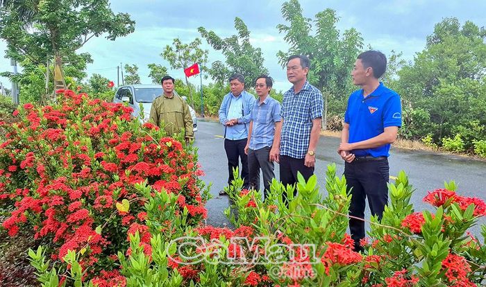 Ông Nguyễn Văn Khởi kiểm tra, khảo sát tuyến đường hoa, đường cờ kiểu mẫu dự kiến thực hiện trên tuyến đường kênh Số 12 (Ấ
