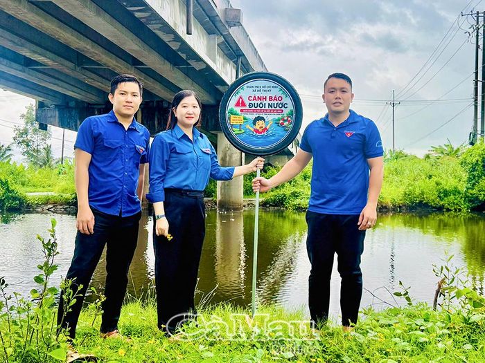 Đồng chí Nguyễn Thị Thuý Duy cắm biển tại mô hình “Biển báo phòng, chống đuối nước”.