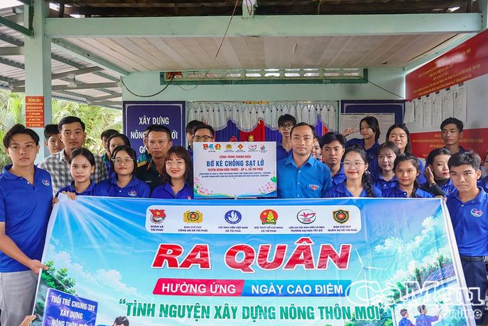 Đồng chí Phạm Tuấn Tài cùng tuổi trẻ xã Trí Phải hưởng ứng ngày cao điểm ra quân tình nguyện xây dựng nông thôn mới.