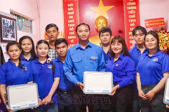 Đồng chí Phạm Tuấn Tài trao tặng Xã đoàn Trí Phải 4 đèn năng lượng mặt trời, tổng trị giá 8 triệu đồng.