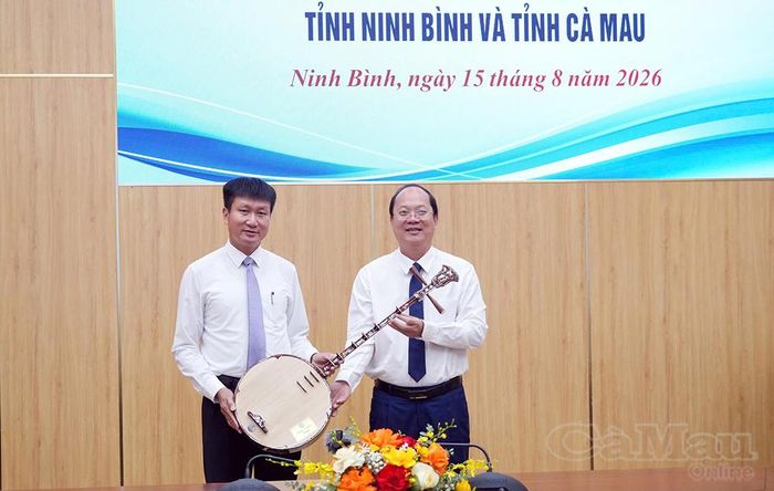 Lãnh đạo Cà Mau và Ninh Bình trao nhau những món quà lưu niệm, tiếp nối tình kết nghĩa giữa hai địa phương.