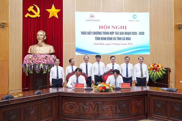  Chủ tịch UBND tỉnh Cà Mau Lữ Quang Ngời và Chủ tịch UBND tỉnh Ninh Bình Nguyễn Thanh Bình ký Biên bản ghi nhớ thúc đẩy hợp tác giữa hai tỉnh năm 2026 và những năm tiếp theo.