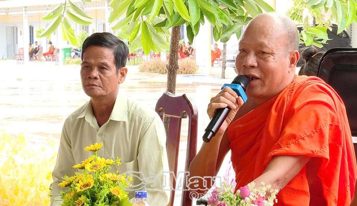 Hòa thượng Dương Quân, Trụ trì chùa Xiêm Cán, phát biểu tại lễ tổng kết lớp dạy chữ Khmer hè.