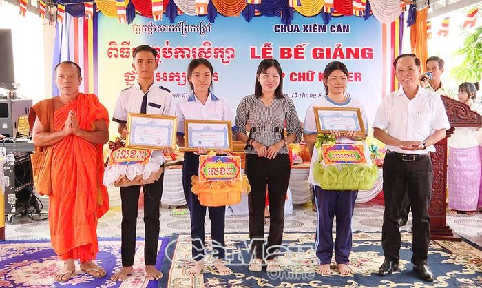 Phó Bí thư Thường trực Đảng uỷ phường Hiệp Thành Phan Thanh Vũ (bìa phải) và Chủ tịch Uỷ ban MTTQ Việt Nam phường Ngô Yến Nhiên 