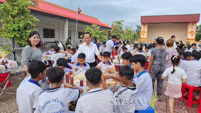  Chương trình “Liên hoan cùng em nhỏ” mang đến niềm vui, sự ấm áp cho các em học sinh trước khi bước vào năm học mới.