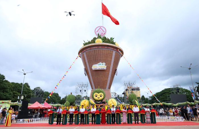 Các đại biểu cắt băng khai mạc “Mô hình chiếc gùi sầu riêng lớn nhất Việt Nam”. Ảnh: daklak.gov.vn