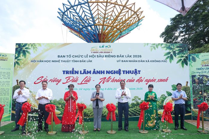 Các đại biểu cắt băng khai mạc Triển lãm ảnh nghệ thuật “Sầu riêng Đắk Lắk - Nữ hoàng của đại ngàn xanh”. Ảnh: daklak.gov.vn