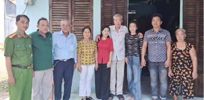 Cán bộ Công an phường Mỹ Quới chụp ảnh lưu niệm cùng gia đình sau khi gặp gỡ.