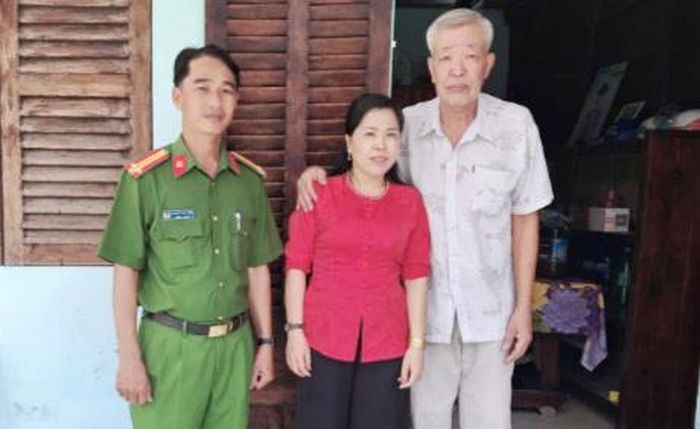 Chị Huỳnh Thị Cẩm Tú và ông Phan Văn Quý nghẹn ngào, xúc động khi gặp gỡ lại sau 43 năm thất lạc.