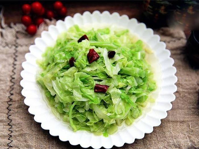 Bắp cải tuy quen thuộc nhưng cung cấp vitamin C, vitamin K, chất xơ cùng nhiều hợp chất chống oxy hóa. Thường xuyên bổ sung loại rau này giúp thực đơn thêm đa dạng và cung cấp dưỡng chất cần thiết cho cơ thể, hỗ trợ làn da khỏe đẹp.