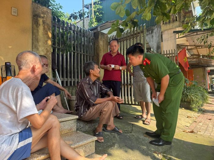 Công an phường Yên Bái thăm hỏi hỗ trợ ông Hồng sau khi được người dân phát hiện đi lạc trên địa bàn. Ảnh: Bộ Công an.