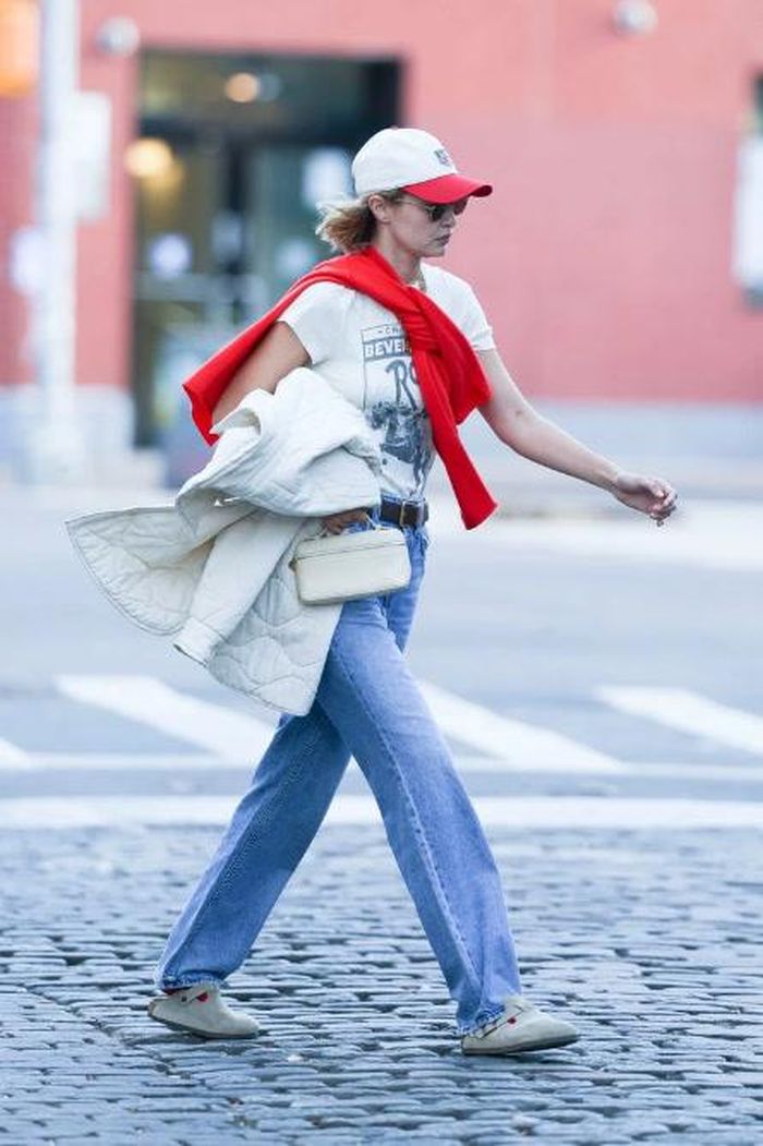 Gigi Hadid trong một bản phối mang hơi hướng tomboy. (Ảnh: Aeon)